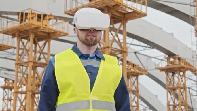 使用VR护目镜的建筑工人