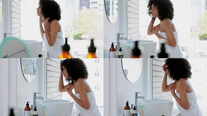 黑人妇女，非洲和头发护理在浴室镜子在早上的日常生活自我护理，健康的头发和美容与生长洗发水。非洲模特在