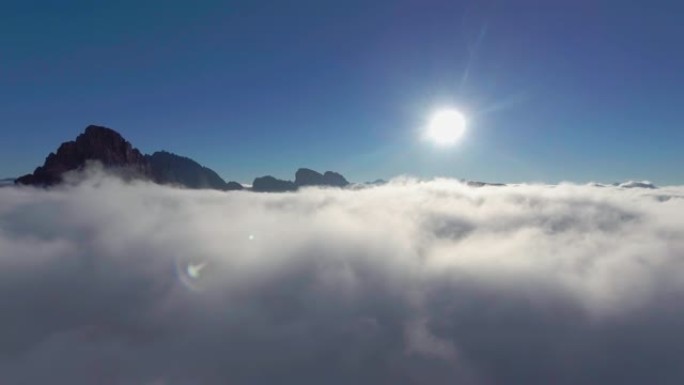 空中飞越云层穿云霞云朵彩云太阳光时间流逝