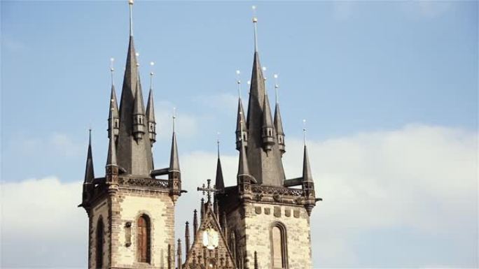 泰恩 (Tyn) 之前的圣母教堂的尖塔和塔楼，哥特式教堂和捷克共和国 “一百个尖塔之城” 布拉格老城