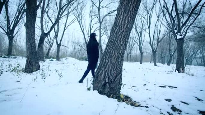 孤独的女人在冬天散步