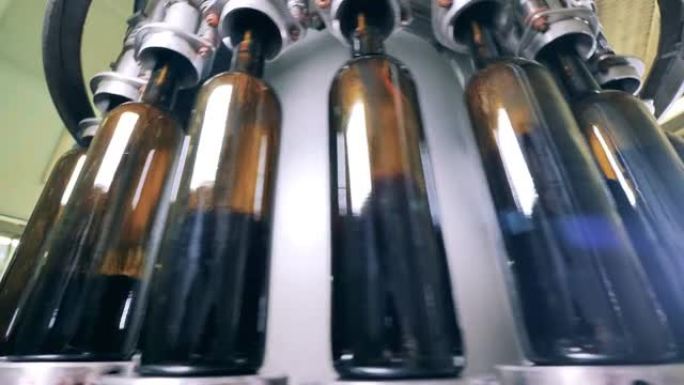 自动装瓶输送机。工厂里装满葡萄酒的空瓶子