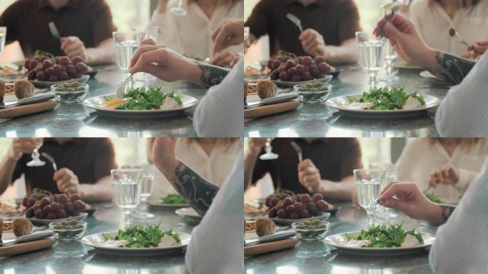 面目全非的人一起吃午餐