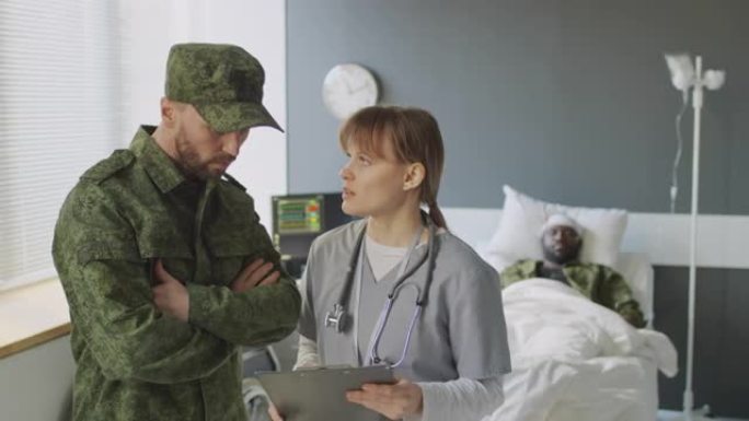医生和军人讨论病人的治疗