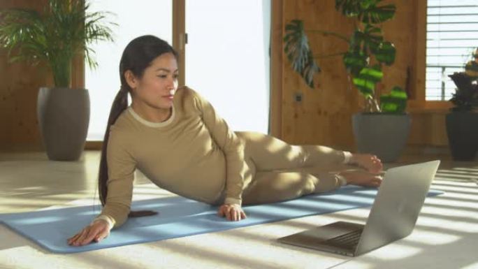 仍在拍摄: 亚洲妇女在搜索在线锻炼视频并开始锻炼