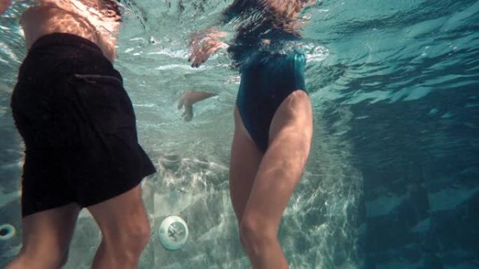水下女性和男性腿