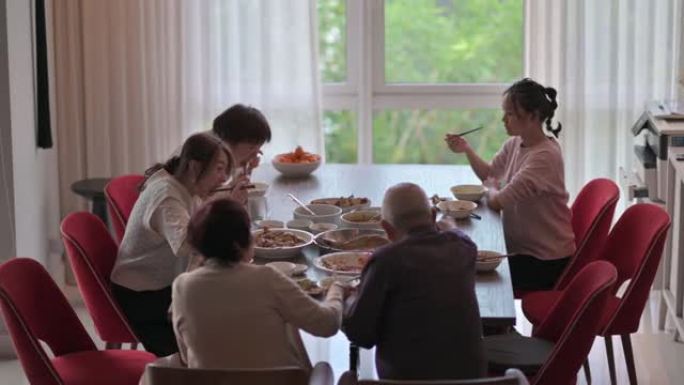 中国多代家庭在除夕夜享受团圆饭