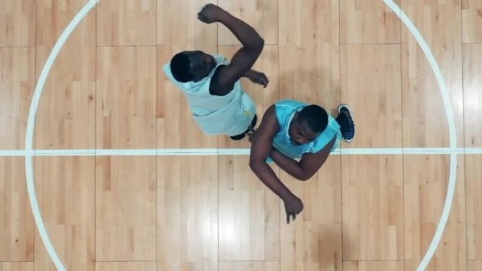 非裔美国运动员争夺篮球的俯视图