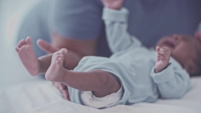 新生儿护理外国人笑脸笑容黑人带娃小孩