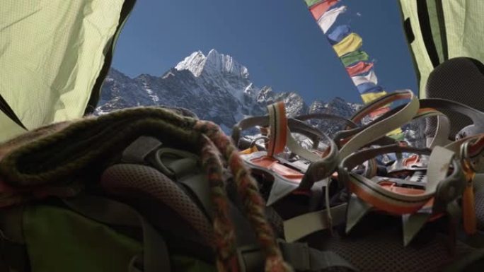 在尼泊尔喜马拉雅山脉旅行。佛教旗帜迎风飘扬。睡在山里的帐篷里。旅游自然概念。在露营帐篷里。UHD 4