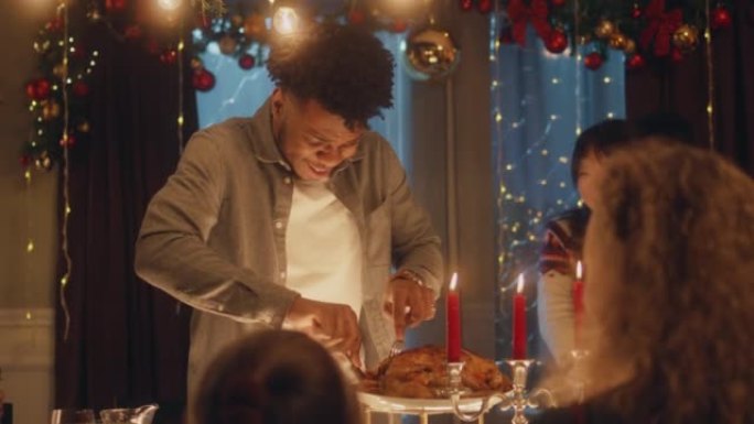 非裔美国人在圣诞节削减火鸡