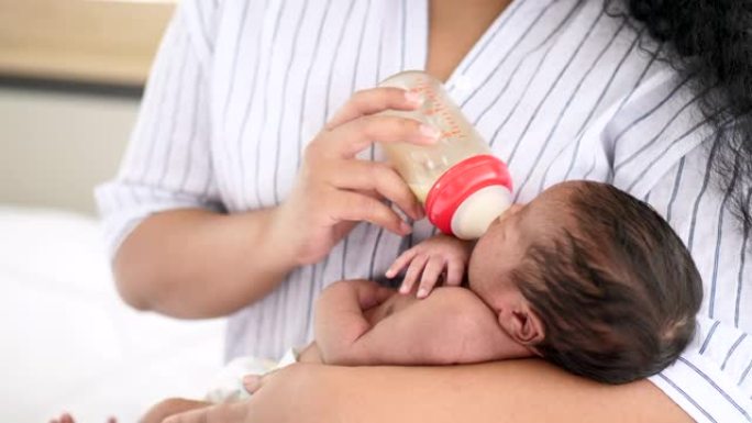母亲带着她的孩子给婴儿喂奶视频素材