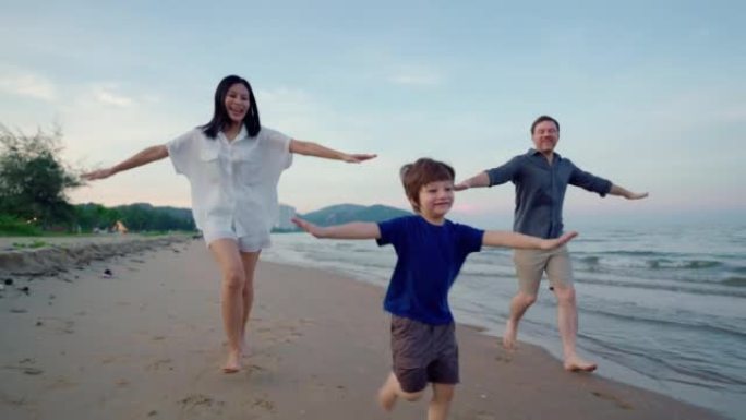 快乐的家庭度假在海滩玩得开心。