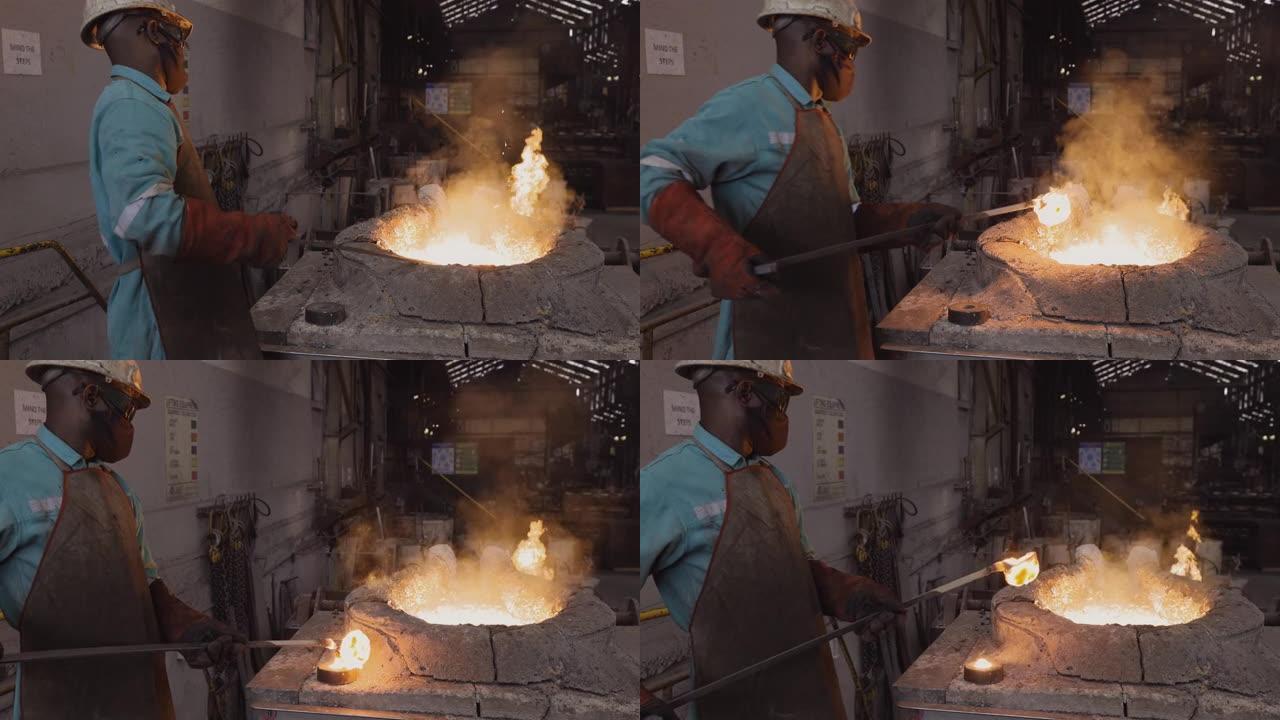 工厂工人在钢铁铸造厂的熔炼炉中扼杀金属