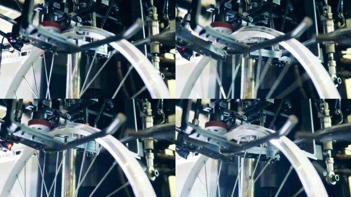 在工厂修整自行车轮辋的现代机器