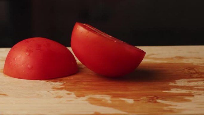 番茄卷到切菜板上。慢动作。