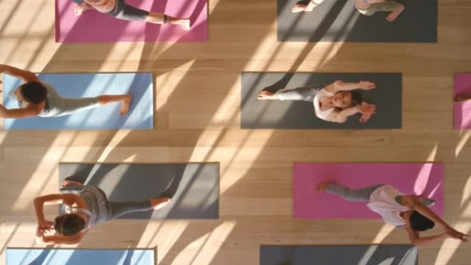 健身，运动和禅宗瑜伽女性在健身工作室的普拉提课上冥想。以上训练一群冷静、放松和健康的人。练习有氧运动