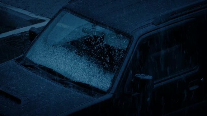 傍晚下雪的汽车挡风玻璃