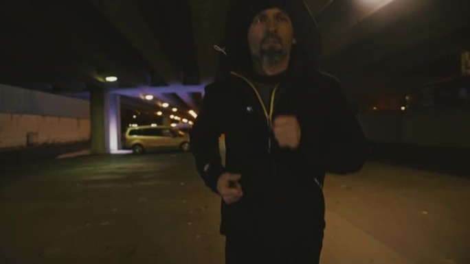 SLO MO Man晚上在城市慢跑