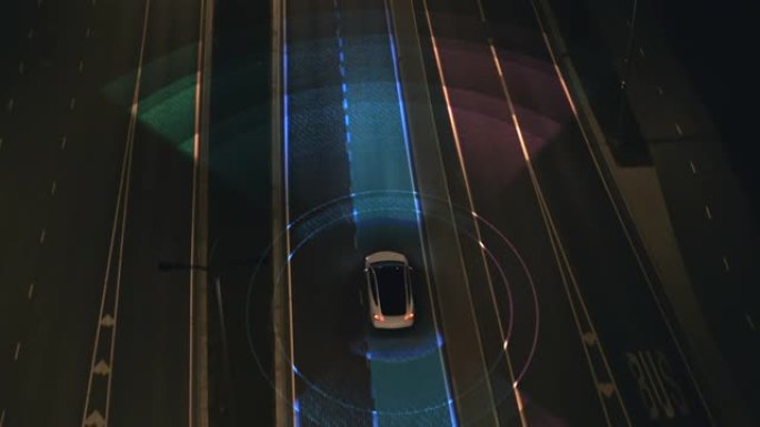遵循空中自上而下的无人机视图: 自动驾驶汽车穿过城市高速公路。动画可视化概念: 传感器扫描前方道路的