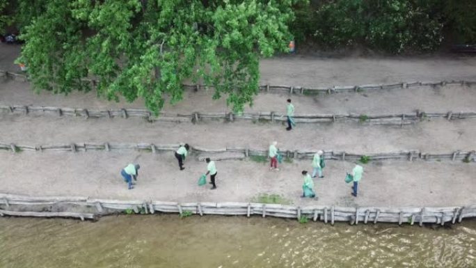 当地清理志愿者小组在a湖区附近捡拾垃圾的鸟瞰图