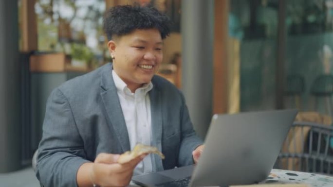 亚洲商人在笔记本电脑上玩可视电话