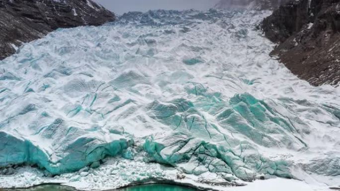 蓝色的湖上是一个巨大的绿色冰川