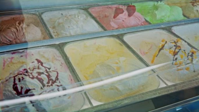 带有不同种类冰淇淋的冰淇淋供应商的冰淇淋展示