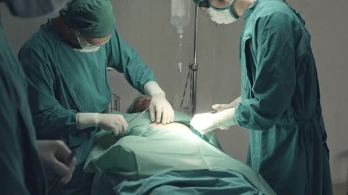 在手术室进行外科手术的医疗团队，摇摇欲坠的摄像机