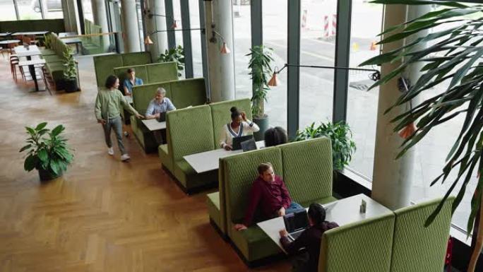 商务中心自助餐厅与工作人员的高角度视图