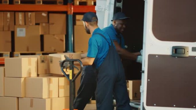 物流配送仓库之外: 由两个工人组成的多元化团队交谈，开玩笑地用纸箱装载送货卡车，在线订单，药品，食品