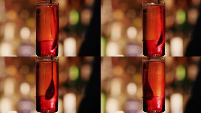 专业调酒师的特写镜头正在酒吧或迪斯科俱乐部向顾客混合一杯长饮鸡尾酒。