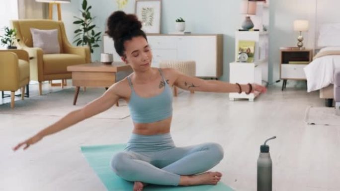 健身、瑜伽或冥想伸展女人在她家的客厅锻炼。与chakra专注，心态或平衡的女孩，在训练，运动或健康与