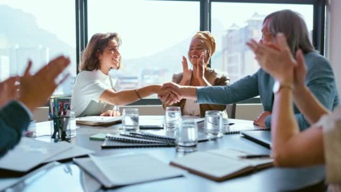 商务人士，握手或办公室合同成功在营销办公室，广告代理或品牌公司。快乐的微笑，创意设计师或握手，鼓掌和