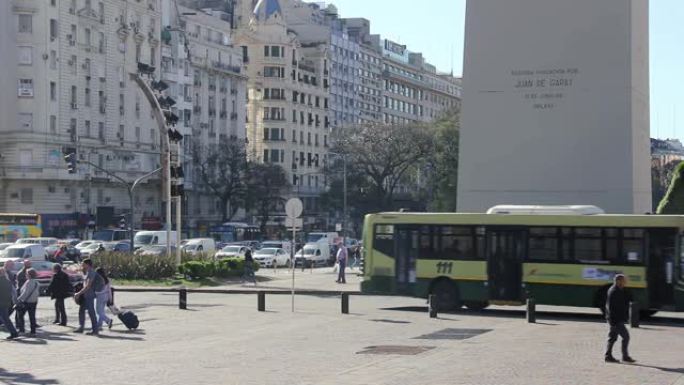 阿根廷首都布宜诺斯艾利斯的中心，背景是著名的纪念碑，称为方尖碑 (Obelisco)。4k分辨率。