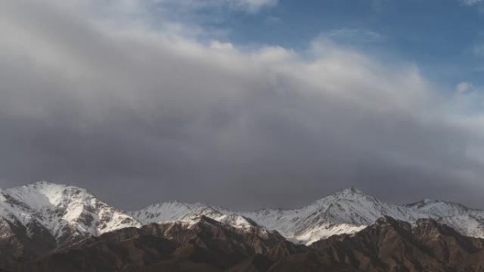 T/L云在雪山上滚动