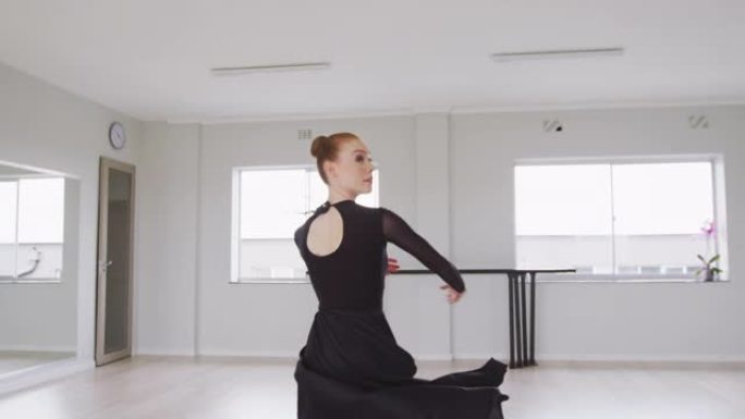 高加索女芭蕾舞演员在明亮的工作室的舞蹈课上练习芭蕾舞