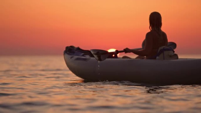 女士剪影年轻女子在划艇上享受宁静的日落，亚得里亚海，克罗地亚