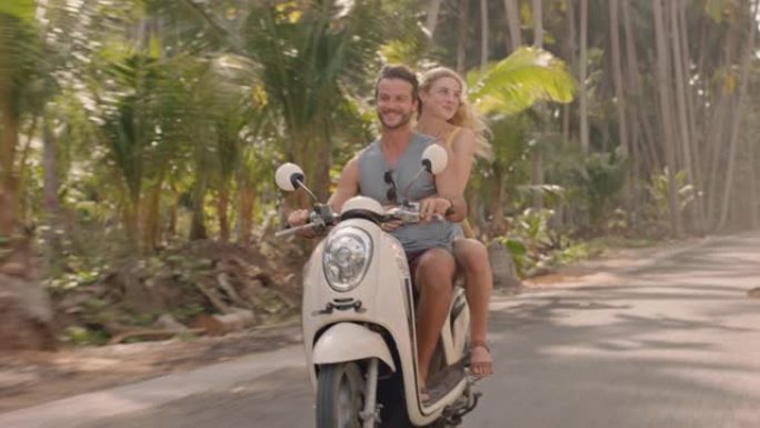 浪漫的情侣骑踏板车在热带岛屿上玩得开心骑摩托车探索美丽的旅游目的地享受假期