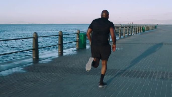 黑人，在海滩上跑步，跑步运动健身，有氧运动和马拉松比赛训练。户外运动的运动员，海上健康运动和心血管锻