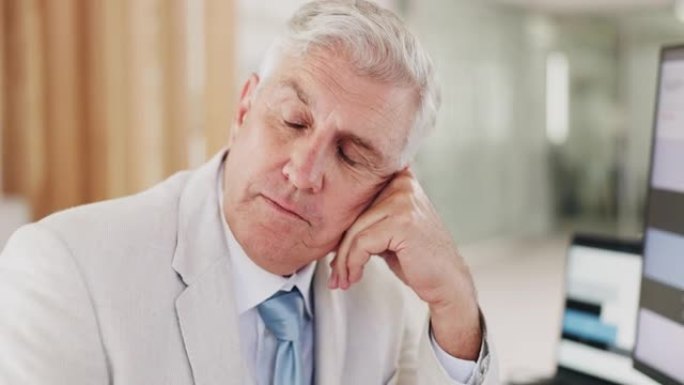 压力，头痛和高级商人在办公室工作的公司报告建议或文件。倦怠，疲倦和劳累的老年经理计划在计算机上进行管