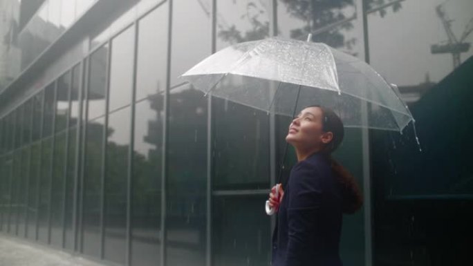 亚洲女商人在雨中思考