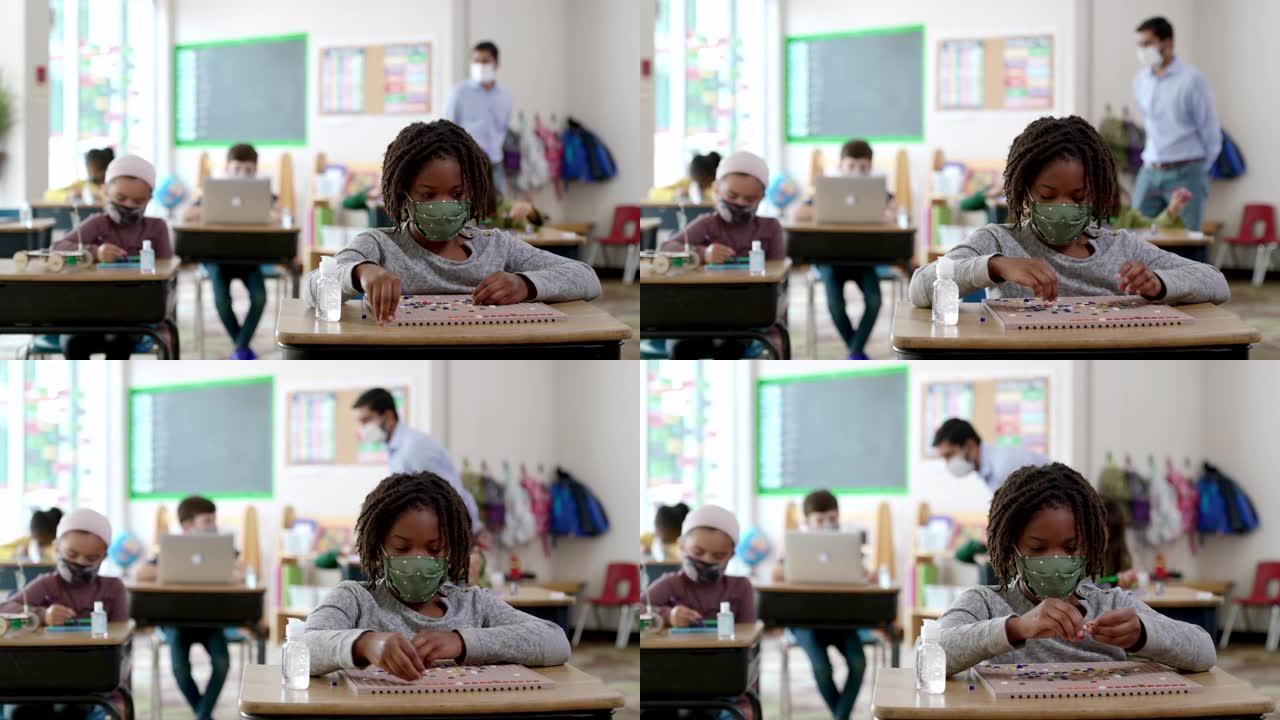 新型冠状病毒肺炎期间蒙面学生在教室里
