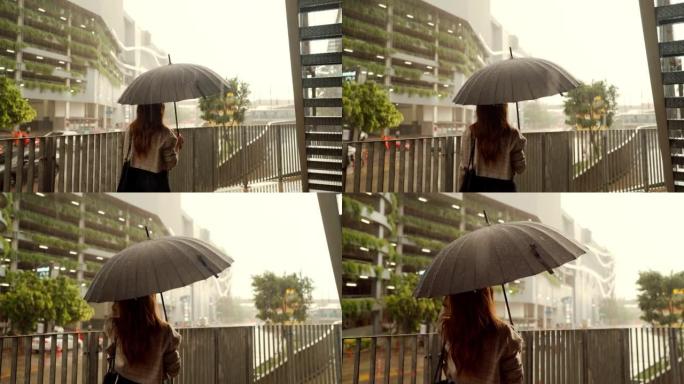 女商人在雨中撑伞时感到难过