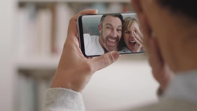 年轻女子使用智能手机视频聊天快乐夫妇展示结婚戒指分享订婚享受手机连接上的庆祝关系4k镜头