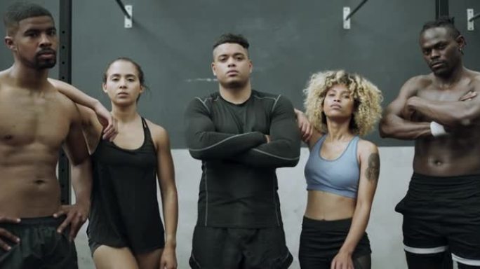 一群运动的年轻人在健身房里站在一起的4k视频片段