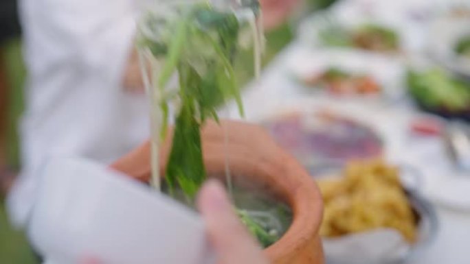 亚洲人在亚洲餐厅吃晚餐的集体假日派对。