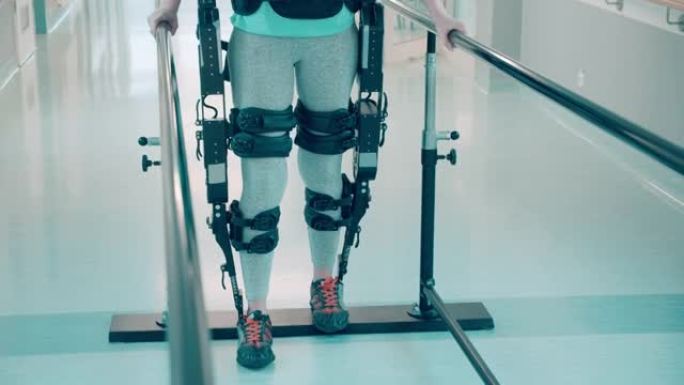 残疾患者在医院时正在学习如何走路
