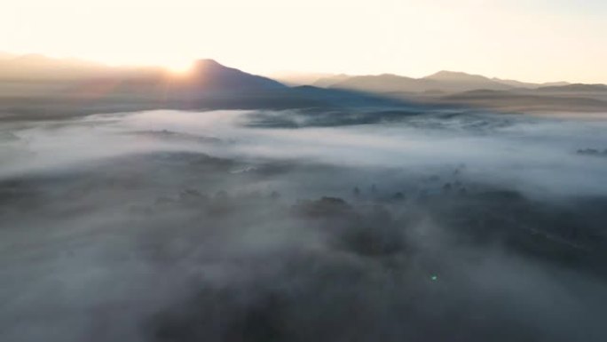 空中拍摄云层和移动的薄雾与早晨的日出时间