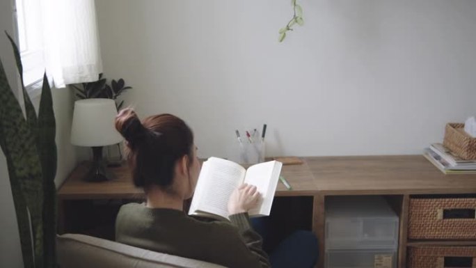 年轻女子在公寓里看书